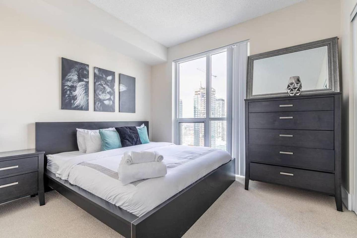 Luxury 1Br Condo - King Bed With City Views Toronto Extérieur photo